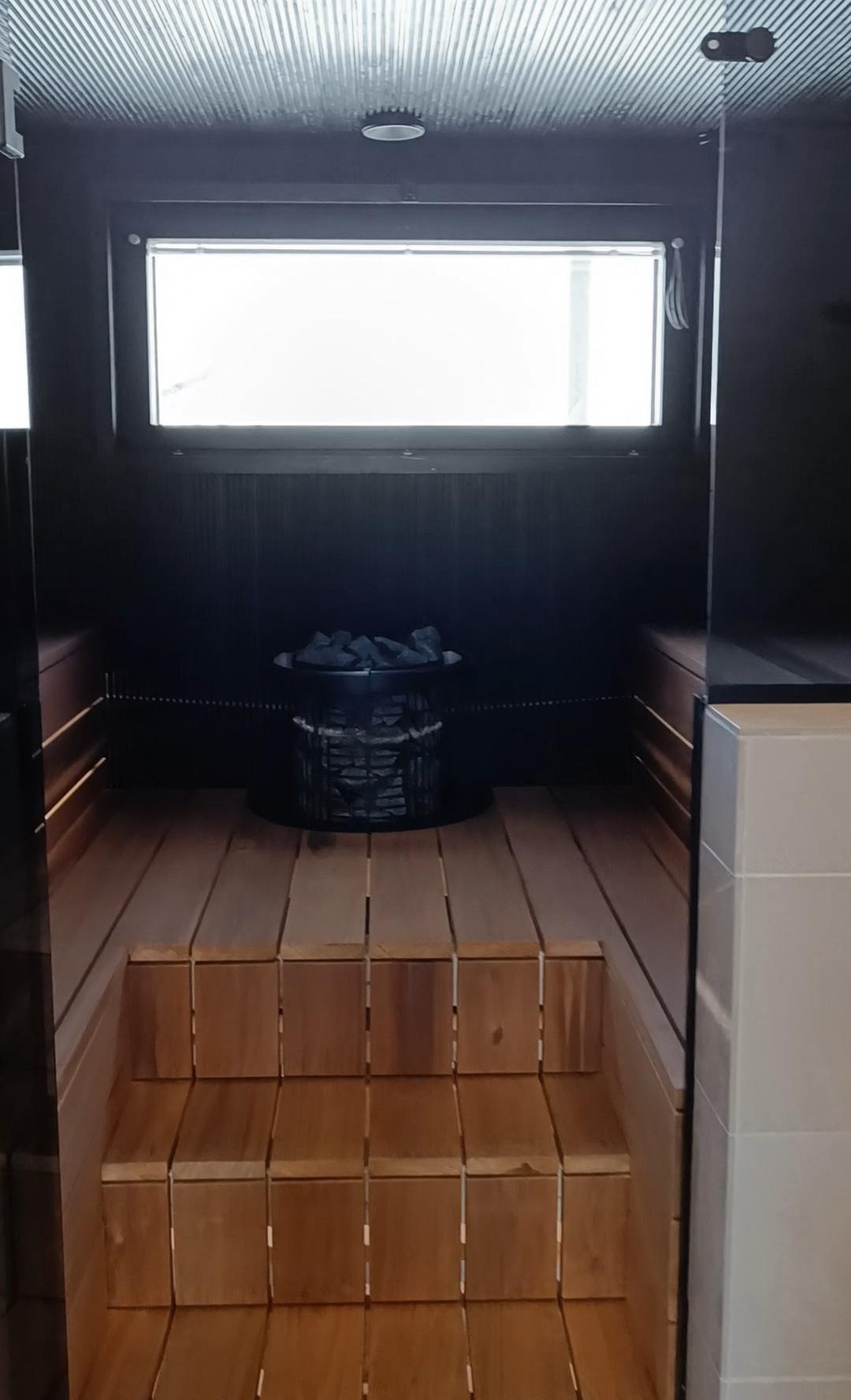 Yksilöllinen sauna Omatalossa.