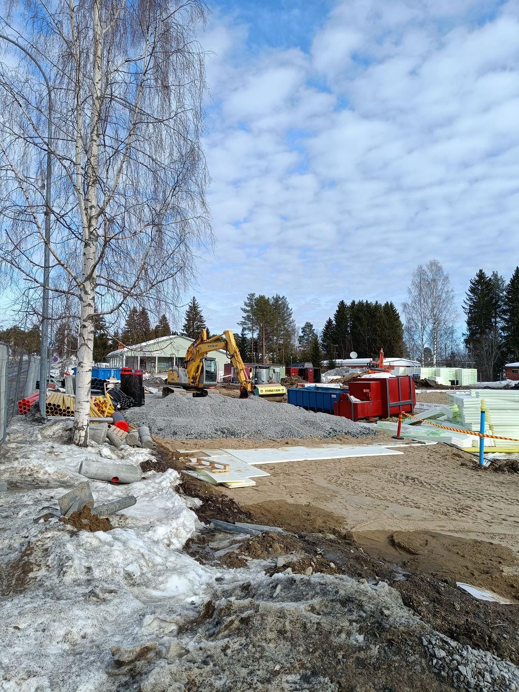 Sonkajärven S-marketin parkkipaidan pohjan teko.