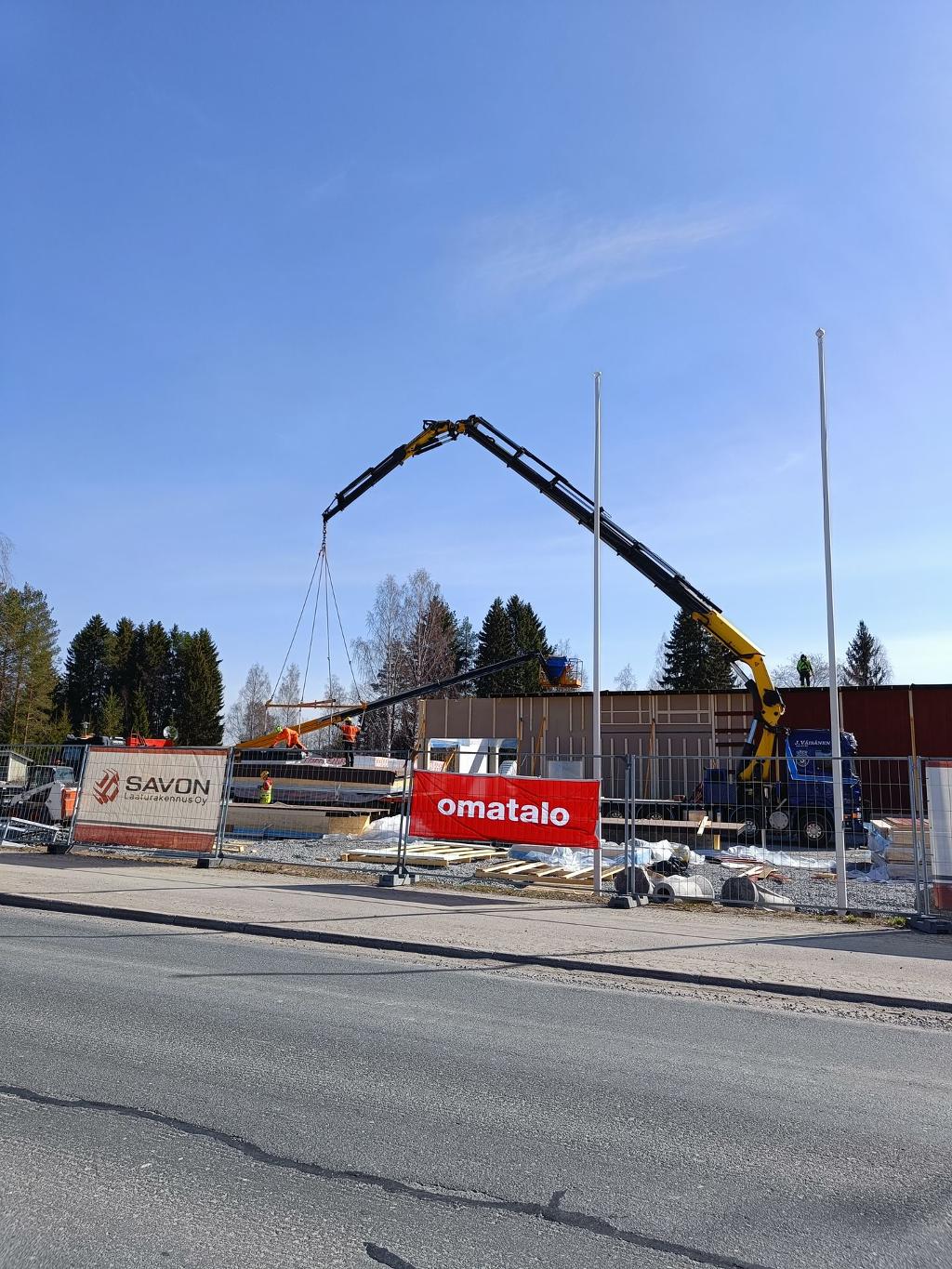 Omatalon elementtejä asennetaan Sonkajärven S-marketiin.